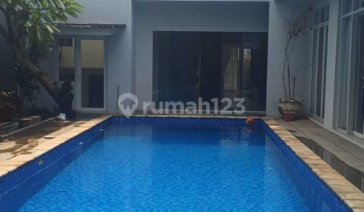 Disewakan Rumah Mewah dengan Kolam Renang Pribadi di Kebayoran Bintaro Sektor 7