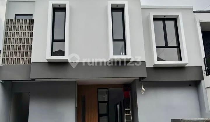 For Sale: 2-Story House in Bintaro Jaya with 4+1 Bedrooms, 3+1 Bathrooms, SHM Certificate.