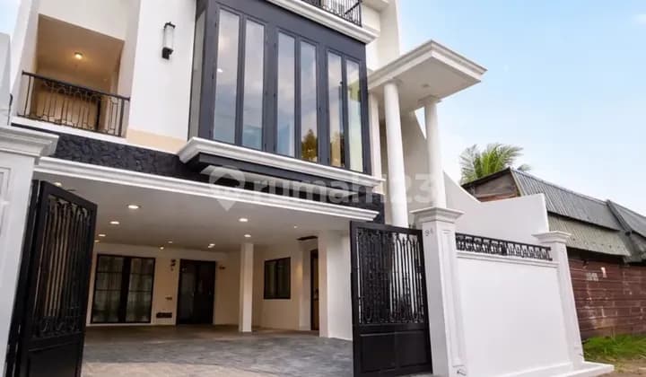 Rumah Baru Modern Tropical Cipete dengan Pool Lokasi Strategis