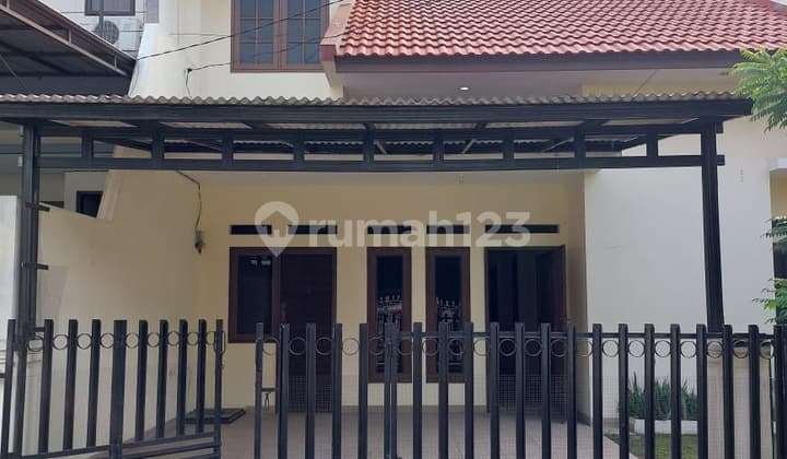 Rumah Siap Huni dengan Taman yang Luas dan Strategis @Bintaro