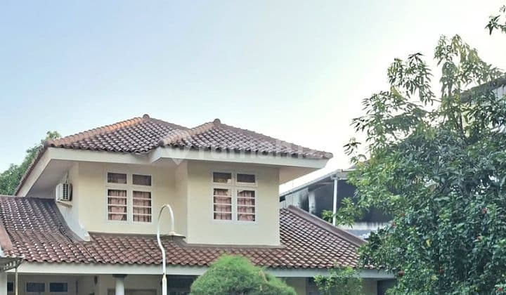 House with a Land Area of 350 m² and Building Area of 200 m² in Bintaro Jaya, 3+2 KT, 3+1 KM, with SHM Certificate.