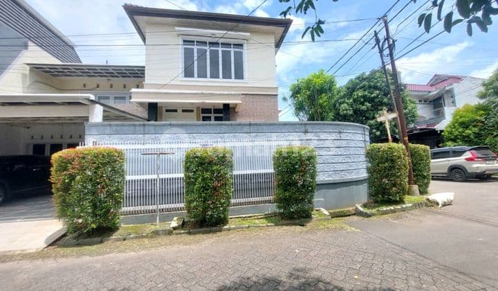 Rumah Hook Split Level Dekat Tol