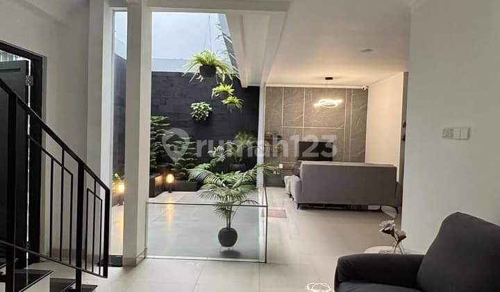 Nice Luxurious 2-Story House In Discovery