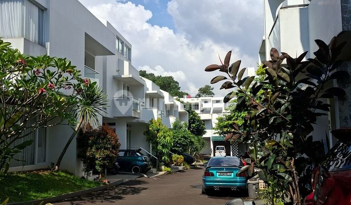 Rumh Sudut Bagus 3 Lantai Murah Dekat Bxc