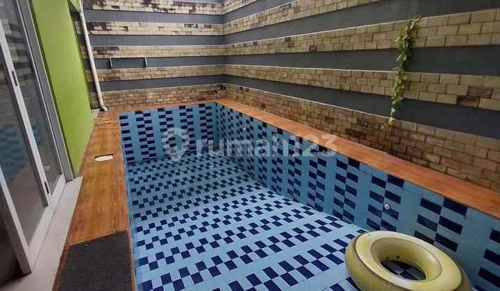 Rumah dengan lokasi strategis dengan kolam renang di Ciputat