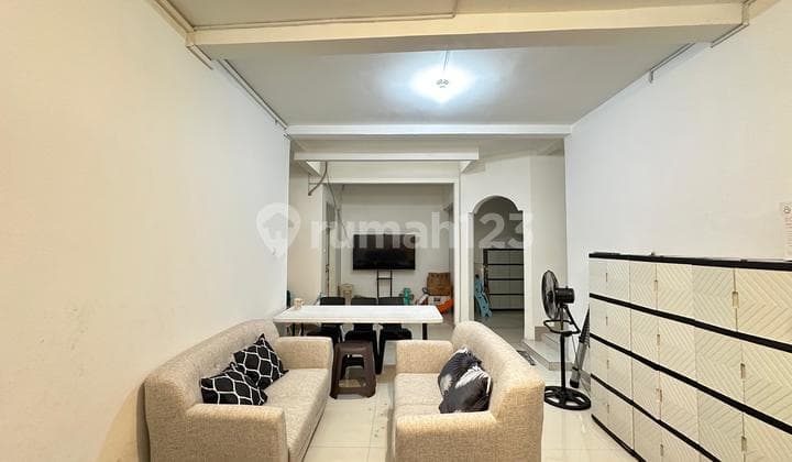 Rumah Cantik Luas 2 Lantai dengan KT 5+2 KM 3+1 Sertifikat SHM