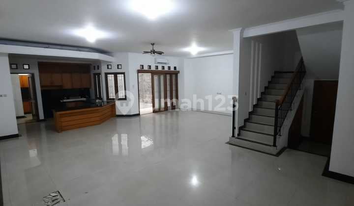 Strategic House suitable for living and office
