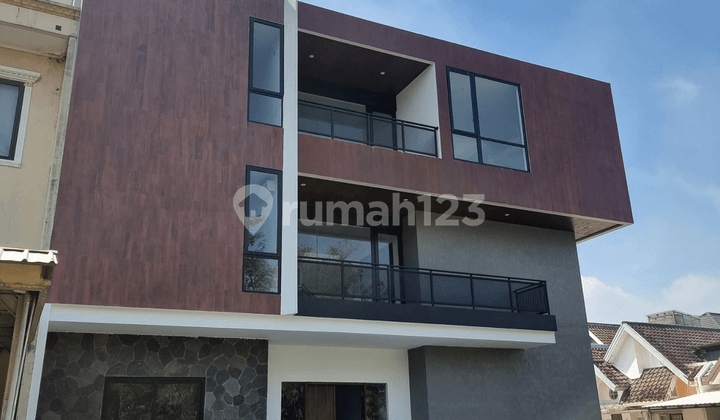 Rumah 3 Lantai Modern Glass House Alam Sutera Dekat Kawasan Niaga