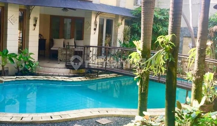 Rumah Mediteranian dengan Kolam Renang