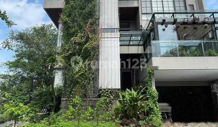DIJUAL RUMAH SIAP HUNI BANGUNAN MANDIRI SPLIT LEVEL DI BSD CITY TANGERANG.