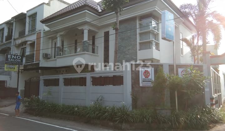 RUMAH DI PENUMPING SOLO