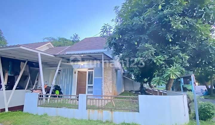 Rumah Posisi Hook dengan Lahan Kosong yang Luas