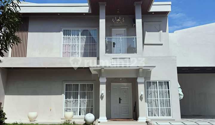 Rumah Modern dengan Poll dan Posisi Hook Siap Huni