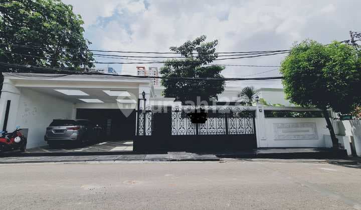 Rumah Pinggir Jalan dengan Konsep Modern di Cilandak Jakarta Selatan
