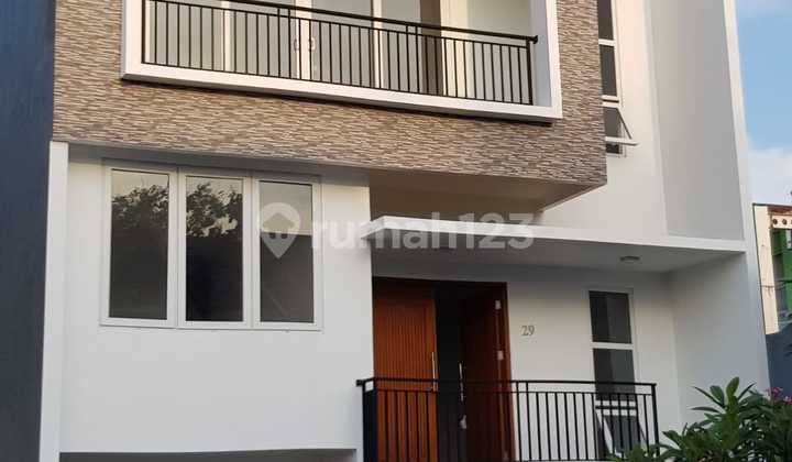 Rumah Minimalis Modern Posisi Hook, 2 Lantai Full Furnish dengan Garasi Otomatis di Cluster Terdepan Citra Grand
