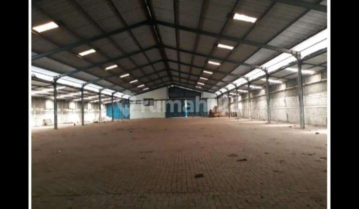Cheap warehouse for quick sale in Margomulyo Indah.