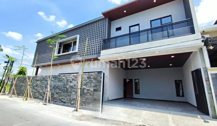 Luxury House with Swimming Pool in the City Center of Solo