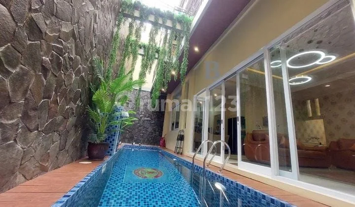 Rumah Mewah Kolam Renang Area Solo Baru