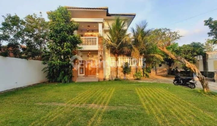 Rumah Mewah Kolam Renang Area Colomadu