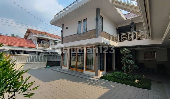 Rumah Mewah Full Furnished Area Tengah Kota Solo