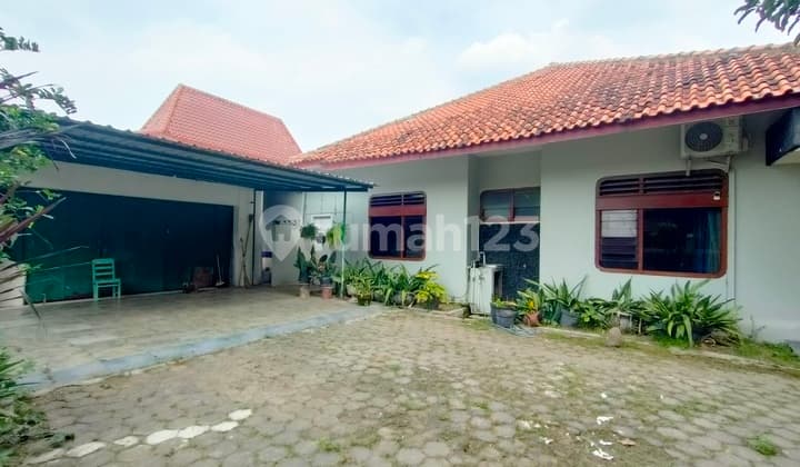 Rumah Lama Halaman Luas Area Kota Solo