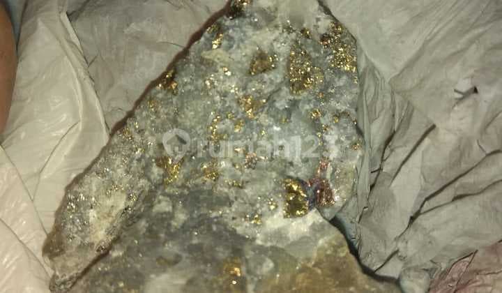 Gunung Batu Penuh Batu Warna Bagus Untuk Perhiasan Ciemas Sukabumi