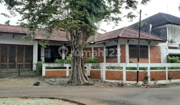 House with a strategic location situated at the Hook in Bintaro Sector 1.