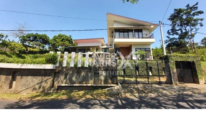 Villa di Dau Malang Hunian Asri , Carport Luas