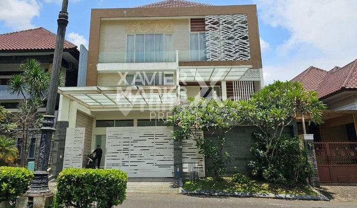 Rumah Mewah dengan Kolam Renang di Istana Dieng Malang
