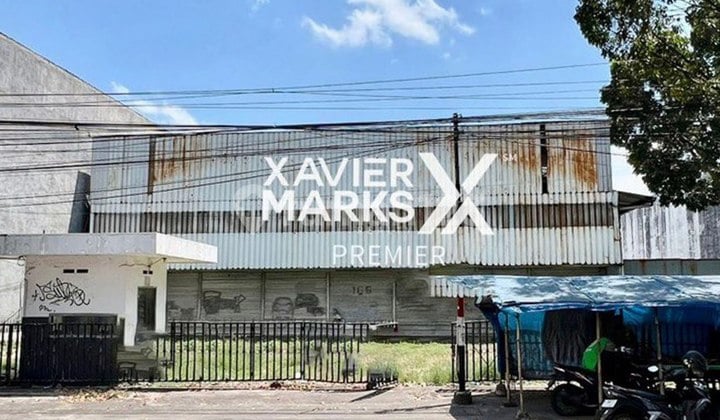 Semi-Warehouse Building on the Singosari Malang Main Road Axis