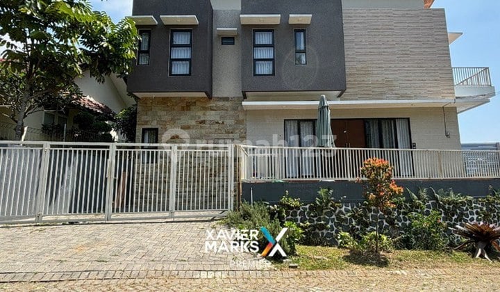 Villa Fully Furnished dengan Private Pool di Panderman Hill Batu