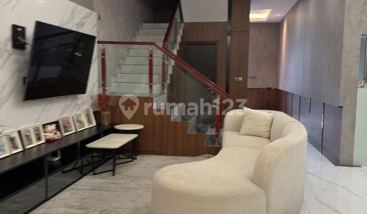 Harus Segera Terjual! Rumah Manhattan 8X25 Fully Furnished Interior - Unit Langka