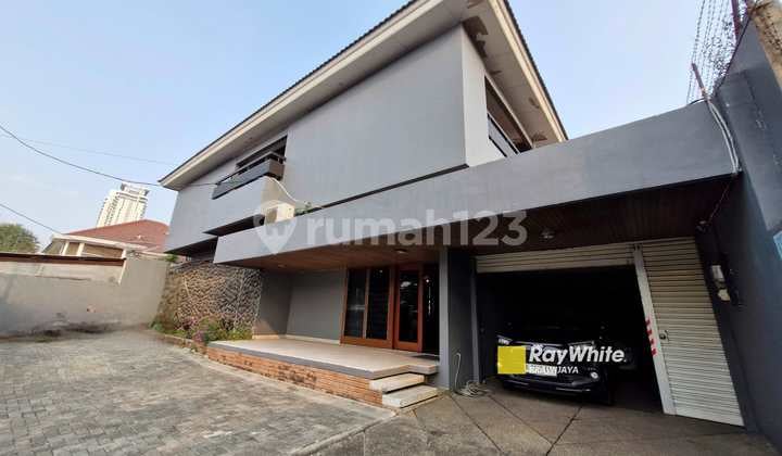 Rumah di Darmawangsa, Kebayoran Baru, akses 3 mobil dan 2 arah,