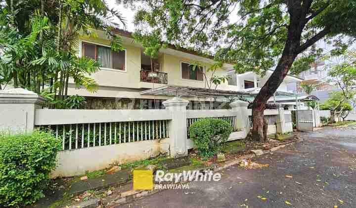 House in North Cipete, Kebayoran Baru, on hook, 1 km to MRT Blok A