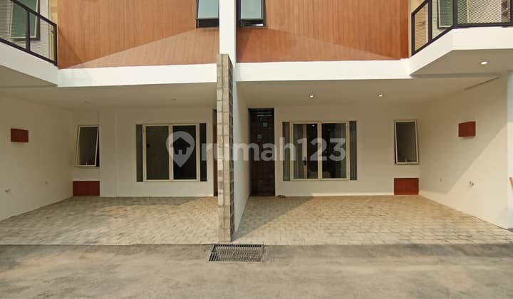 Rumah Cantik Cuma 2 Kilometer Dari MRT Lebakbulus