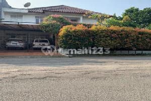 Rumah Di Hoek Dengan Kolam Renang Dekat Stasiun Mrt Lebak Bulus