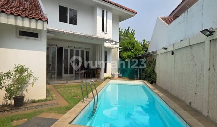 Rumah Dengan Kolam Renang Dicluster Dekat Pintu Tol Bintaro