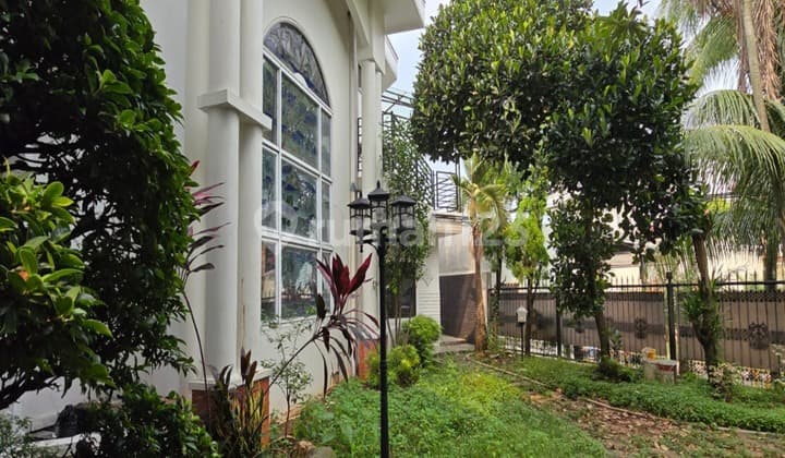 Rumah Hoek Halaman Luas Dekat Pintu Tol dan Mall di Bintaro