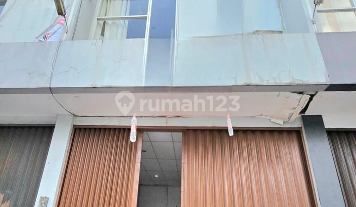 Ruko Dijalan Utama Parkiran Luas Siap Pakai Dekat Tol Veteran