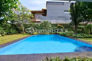 Rumah Luas Di Komplek Dengan Kolam Renang Dekat Tol Cilandak