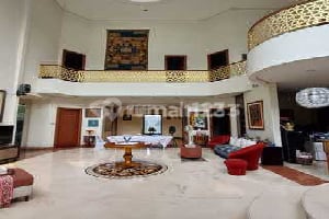 Rumah Mewah dengan Kolam Renang di Bintaro Dekat Akses Tol