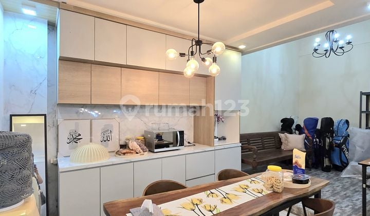 Rumah Bagus Depan Taman Dekat Akses Krl Dan Mall Di Bintaro