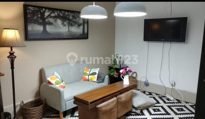 Rumah Semi Furnished Bagus Dekat Tol Dan Stasiun Kereta