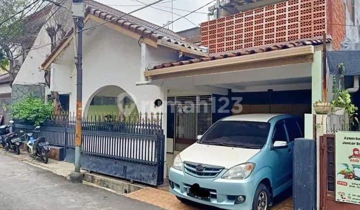 Cheap house for sale in a great neighborhood in Rawamangun, Pulo Gadung