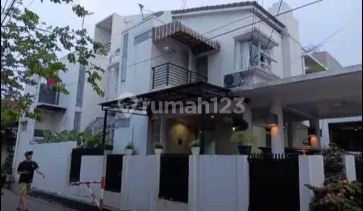 Rumah Elegan 3 Lantai Bebas Banjir di Pondok Kelapa