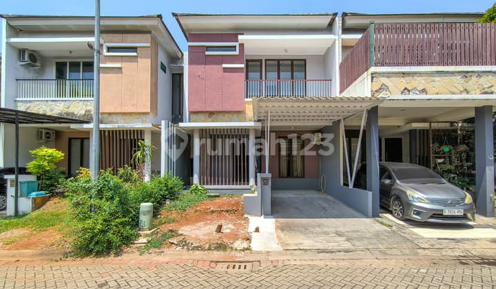 Neat House with a backyard and a tidy building in Discovery Bintaro.