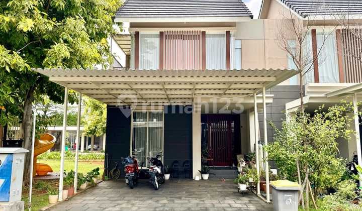 Rumah Cantik di Clover Hill Residence dengan taman di Petukangan Utara