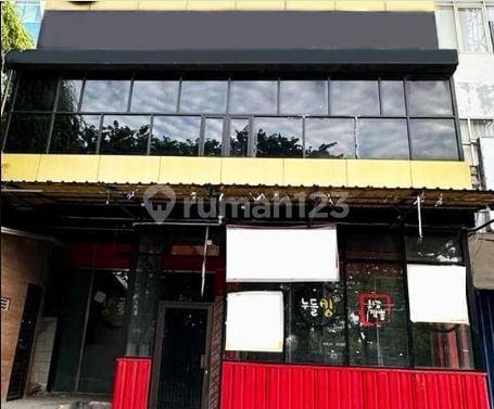 Shop House on Mayjend Sungkono, 9 Meters Wide, 3.5 Floors Building Shop House on Mayjend Sungkono, 9 Meters Wide, 3.5 Floors Building