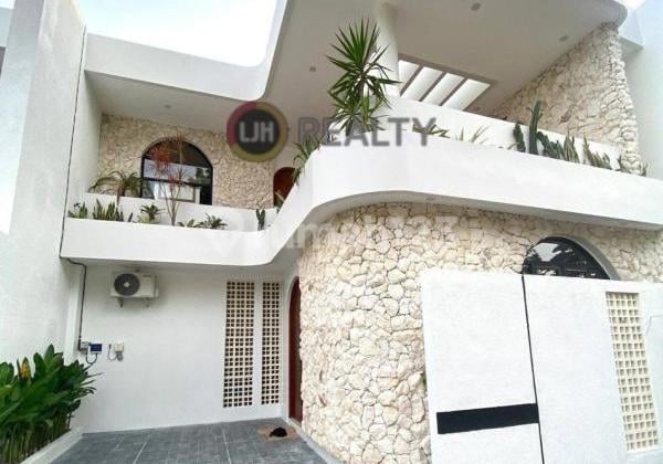 3-bedroom house for sale in Kerobokan, strategic location, brand new building, close to Berawa area.