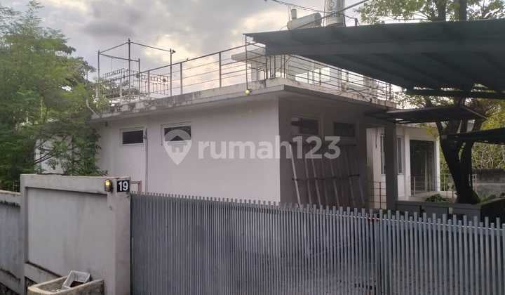 For sale a large 5 bedroom house in the Czechomaria area, Denpasar